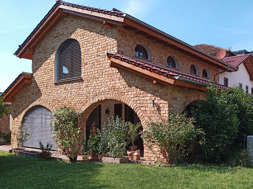 Kamień elewacyjny z piaskowca – płytki na ściany domu i ocieplenie STARA CEGŁA