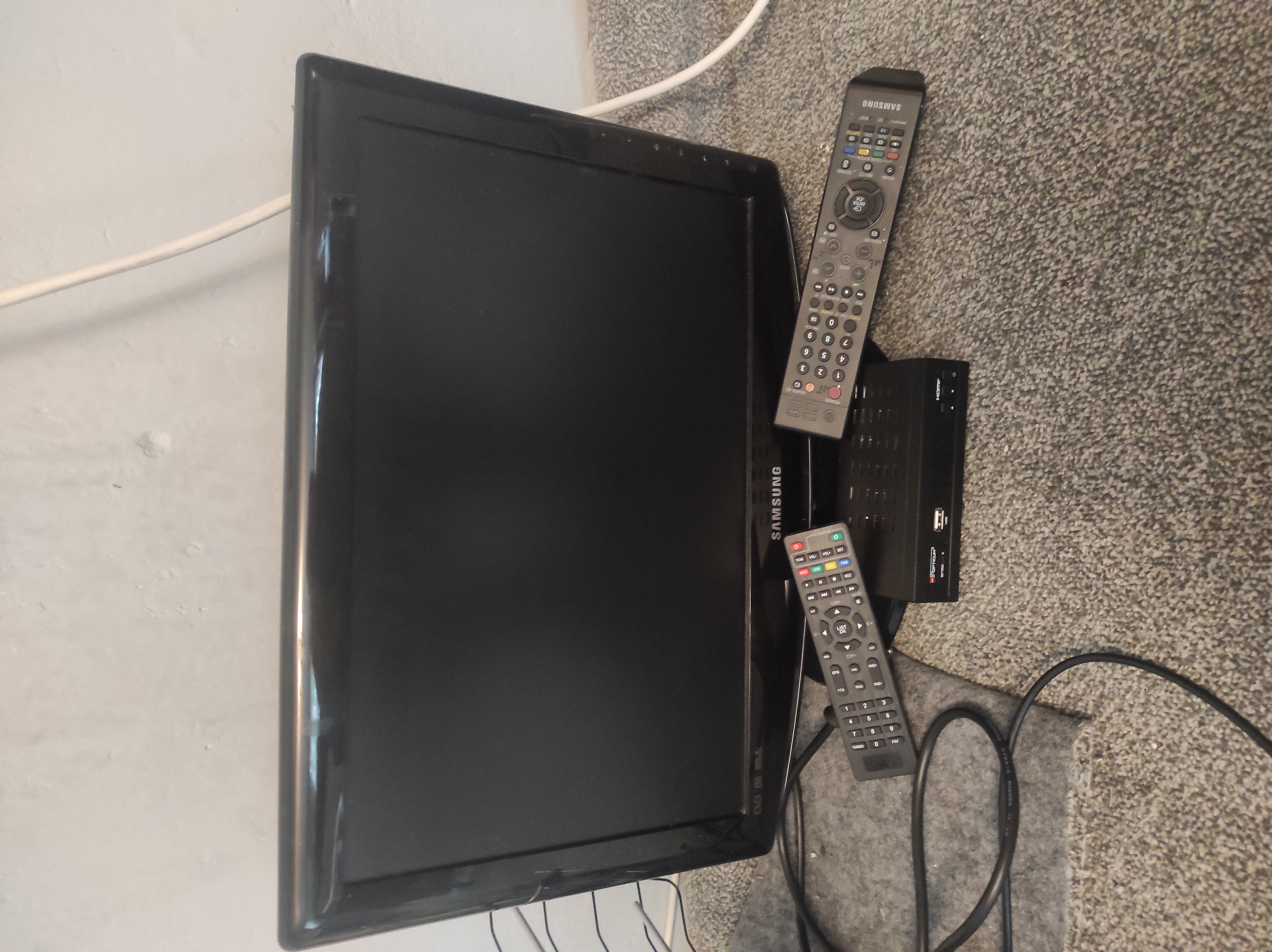 Sprzedam telewizor samsung 20 cali + nowy tuner dvbt + dwie anteny idealny do ku...