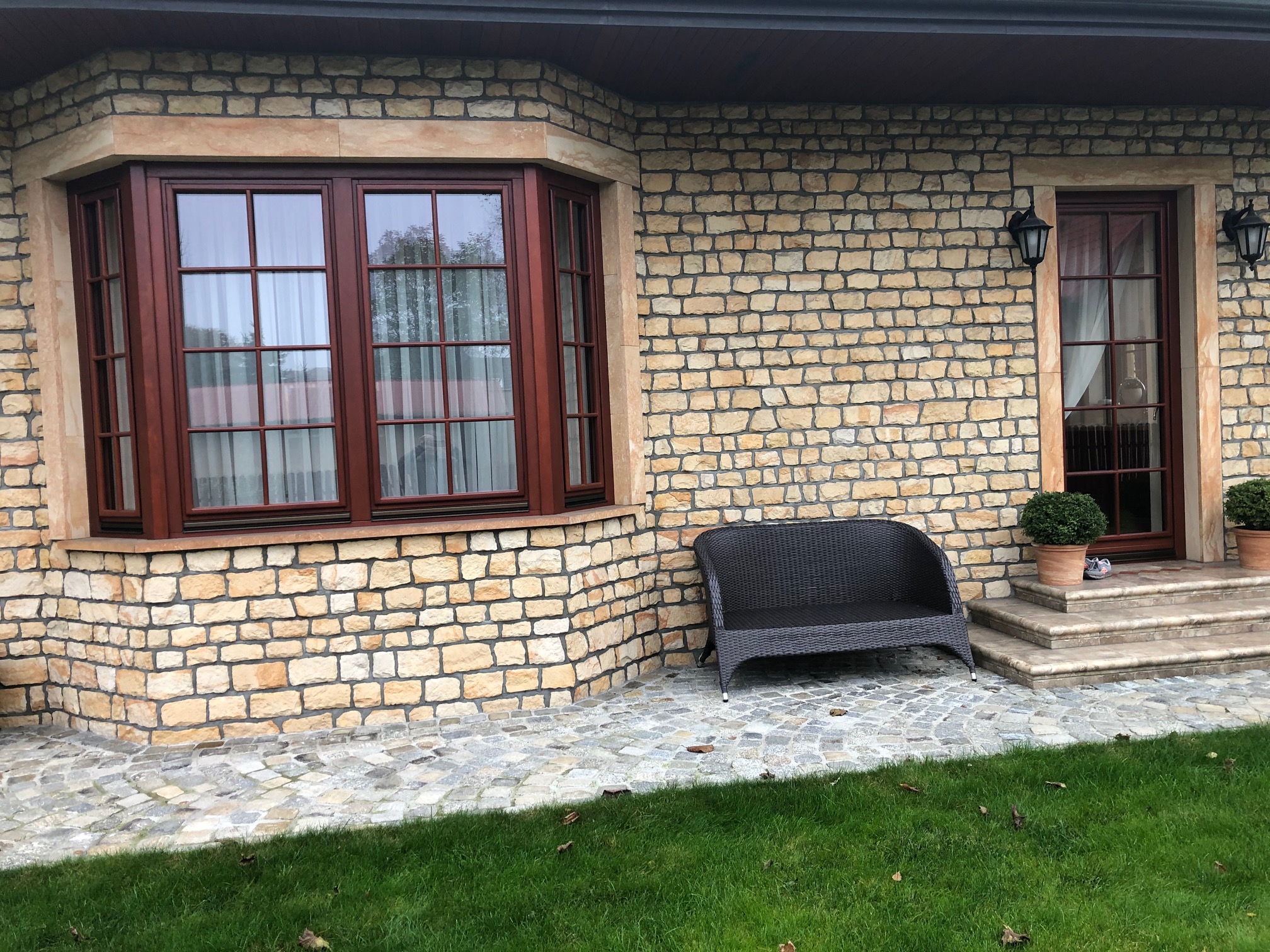 Kamień elewacyjny z piaskowca – płytki dekoracyjne na dom i ocieplenie